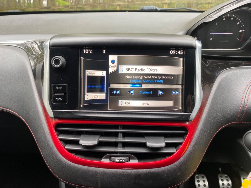 PEUGEOT 208